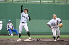 【１回戦・足寄－帯北】足寄は７回、２死満塁で、長田郷（左）が右中間を破る走者一掃の適時三塁打を放ち、ベース上でガッツポーズ、７－１とする（金野和彦撮影）