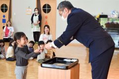 任命証を受け取る園児