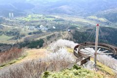雲の形をしたつり橋の展望スポット「Ｃｌｏｕｄ　Ｗａｌｋ」（クラウドウオーク）。壮大な風景を楽しめる