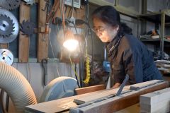 工房で材木を加工する浅海さん