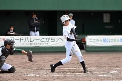 【１回戦・芽室－帯緑陽】芽室は９回２死１、２塁から吉口航矢が右前に同点適時打を放つ（須貝拓也撮影）