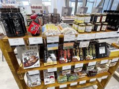 十勝若牛のレトルトカレーや豚丼のたれなど、北海道・十勝の特産品が並ぶ（イークラフトマン提供）