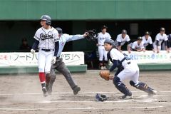 【準々決勝・帯大谷－帯南商】帯大谷は１回無死満塁、堀田悠伽の適時打で二走の糸瀬拓未（左）が本塁に生還し２－０とする（須貝拓也撮影）