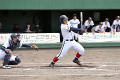 【準々決勝・帯大谷－帯南商】帯大谷は１回無死満塁から、４番の掘田悠伽（ゆうが）が右前に２点適時打を放ち２―０と先制する（須貝拓也撮影）