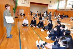 大学生（左）の経験談に耳を傾ける生徒
