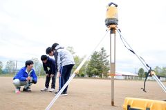 津島課長（左端）に操作を教わる生徒ら