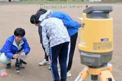 津島課長（左）に操作を教わる生徒ら