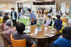１周年を迎えた共生型常設型居場所「みんなのもりのくまさん」で交流する参加者