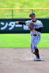 【準々決勝・白樺－足寄】走攻守にわたってチームをけん引した主将の藤原悠楽（須貝拓也撮影）