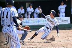 【準々決勝・白樺学園－足寄】白樺学園は４回２死二、三塁から藤原悠楽主将の中前適時打で二走・浅野壮音が本塁に滑り込み４－０とする（須貝拓也撮影）