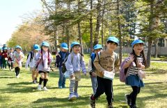 帯広市内の緑ケ丘公園を歩く一年生（１０日、午前９時２５分ごろ。金野和彦撮影）