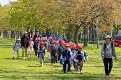 帯広市内の緑ケ丘公園を歩く一年生（１０日、午前９時２５分ごろ。金野和彦撮影）