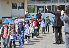 遠足に出発する明星小の一年生（１０日、金野和彦撮影）