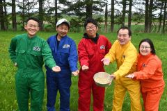 大豆を手に参加を呼び掛けるメンバー（中央が遠藤さん）