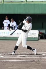 【準々決勝・帯三条－芽室】帯三条は６回無死二塁から東森耕が右中間に二塁打を放ち６－０と突き放す。東森は二塁打３本と猛打を爆発させた（須貝拓也撮影）