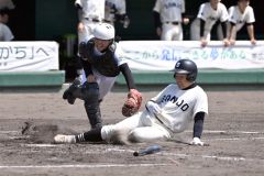 【準々決勝・帯三条－芽室】帯三条は５回無死二塁、嶋野誠一郎が左前安打で二走の藤尾勇我が本塁に生還。３－０とリードを広げる（須貝拓也撮影）