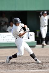 【準々決勝・帯三条－芽室】【準々決勝・帯三条－芽室】帯三条は５回無死二塁から嶋野誠一郎が左前に適時打を放ち３－０とする（須貝拓也撮影）