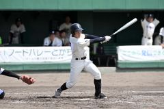 【準々決勝・帯三条－芽室】帯三条は５回無死二塁から藤尾勇我が右中間二塁打を放ち２－０とリードを広げる（須貝拓也撮影）