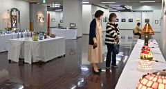 ステンドグラスや写真、書が並ぶ会場