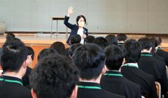 社会人として持つべき意識などを話した高橋代表