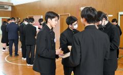 グループワークに取り組む生徒たち