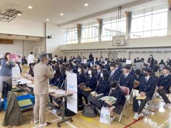 学校や企業の担当者の話に真剣に耳を傾ける本別高校と池田高校の生徒たち
