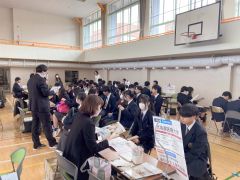 学校や企業の担当者の話に真剣に耳を傾ける本別高校と池田高校の生徒たち