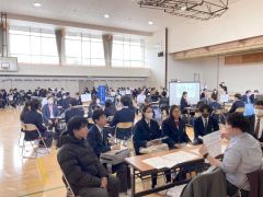 学校や企業の担当者の話に真剣に耳を傾ける本別高校と池田高校の生徒たち