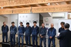 激励の言葉を述べる阿部利典社長（手前）と復興支援隊ら