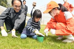 カボチャの種をポットに植える子ども（１１日午前１０時３５分ごろ、帯広農業高校）