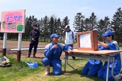 紙芝居でカボチャの育て方などについて説明する生徒（１１日午前１０時２５分ごろ、帯広農業高校）
