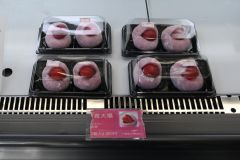 十勝産小豆を使用した粒あんの「いちご大福」（２個入り３００円、１０日時点）