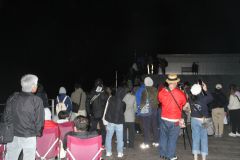 オーロラを観測しようと北の夜空を見上げる来館者。銀河の森天文台の屋上は大勢の人でにぎわった（１１日午後１０時半ごろ）