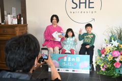 母の日イベントを開催した美容室「ＳＨＥ　ｈａｉｒ　ｄｅｓｉｇｎ」。施術後は記念撮影とチェキのプレゼントもある