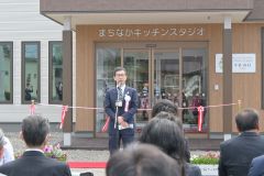オープニングセレモニーであいさつする森田村長