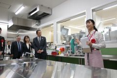 加工調理施設を紹介する齋藤代表띩（右）