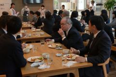 食事スペースで談笑しながら料理を味わう関係者