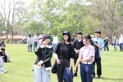 試験演奏を楽しそうに聞く観客たち（平栗玲香通信員撮影）