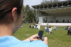 騒音計を使い、楽器の音量を測るトカチューンのメンバー（平栗玲香通信員撮影）