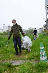 ごみを広い集める参加者ら