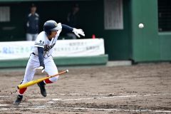 【準決勝・帯大谷－帯工】８回、帯大谷の鷲足知也はバント安打で出塁。この回、帯大谷は３者連続でバント安打を決めてチャンスを広げる（須貝拓也撮影）