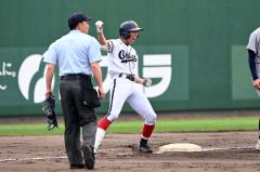 【準決勝・帯大谷－帯工】７回、帯大谷の先頭打者で糸瀬拓未主将が右中間を抜ける三塁打を放ち塁上でガッツポーズ（須貝拓也撮影）