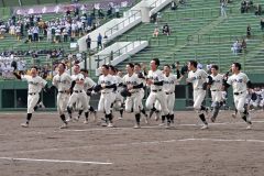 【準決勝・帯三条－白樺学園】サヨナラ勝ちの帯三条ナインが整列後、応援席へ向かって走り出す（須貝拓也撮影）