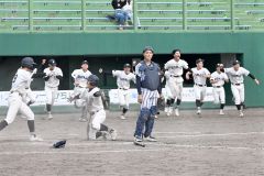 【準決勝・帯三条－白樺】帯三条は１１回１死一、二塁で嶋野誠一郎がサヨナラ安打を放ち、２走の藤尾勇我（左から２人目）が帰還。ベンチからナインが飛び出し、喜びを爆発させた（須貝拓也撮影）