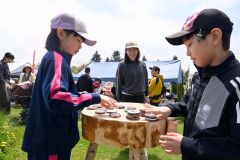 木材でできた「神経衰弱」を楽しむ子どもたち
