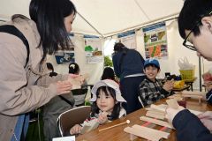 木琴づくりを楽しむ子どもたち