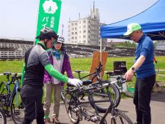 ２人乗り用自転車の乗り方の説明を受け試乗する市民ら