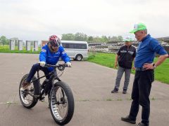 冬道や荒地でも乗りやすいファットバイクを試乗する市民