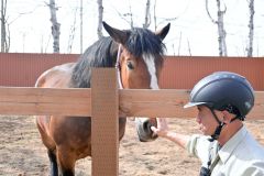 大丸さんになでられるトラシゲ（２６日１４時３５分ごろ、おびひろ動物園）