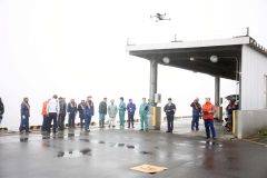 沿岸の被害状況を確認する漁船取締船ほくとに搭載されたドローン（１３日午前１１時半過ぎ、平栗玲香通信員撮影）